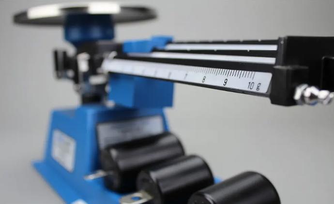 Calibrating a triple beam balance How to calibrate a triple beam balance in your high school chemistry or biology classroom.
